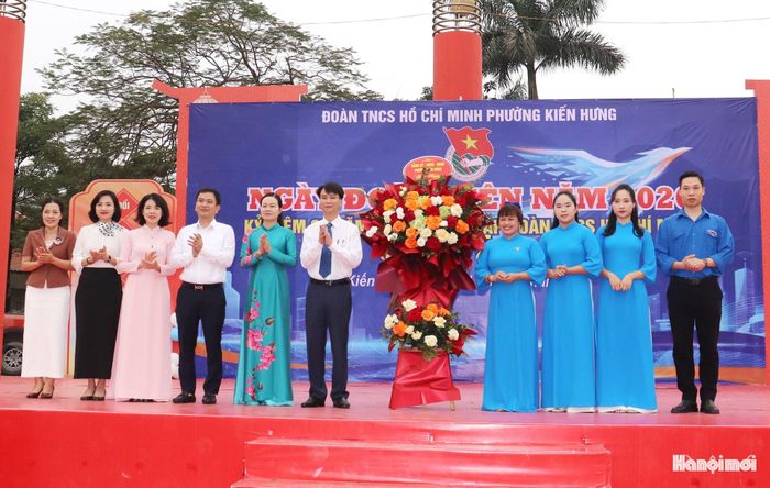 Lãnh đạo phường Kiến Hưng tặng hoa chúc mừng chương trình kỷ niệm 95 năm Ngày thành lập Đoàn TNCS Hồ Chí Minh. Ảnh: Tuấn Điệp