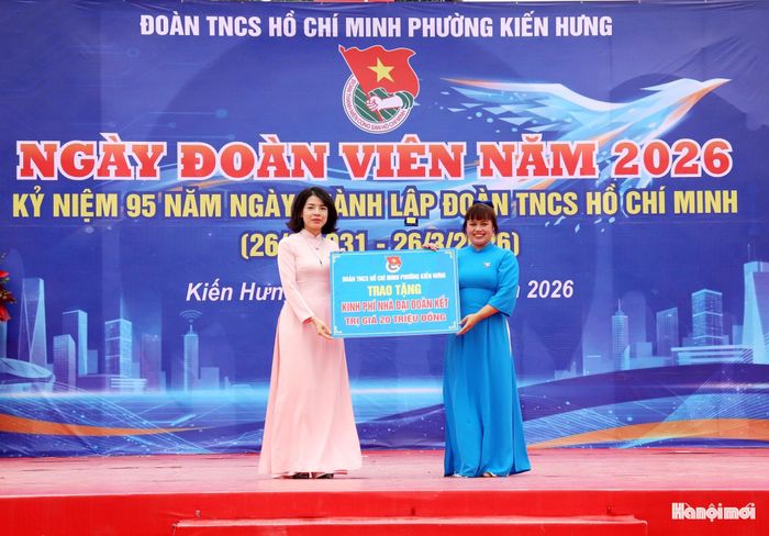 Trao kinh phí hỗ trợ xây dựng nhà Đại đoàn kết cho hộ gia đình khó khăn. Ảnh: Tuấn Điệp