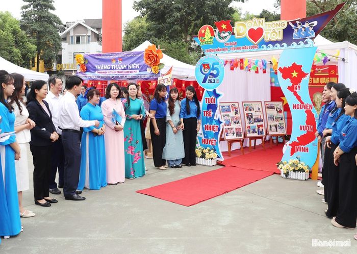 Các đồng chí lãnh đạo phường Kiến Hưng tham quan, động viên các đơn vị tham gia hội trại thanh niên. Ảnh: Tuấn Điệp