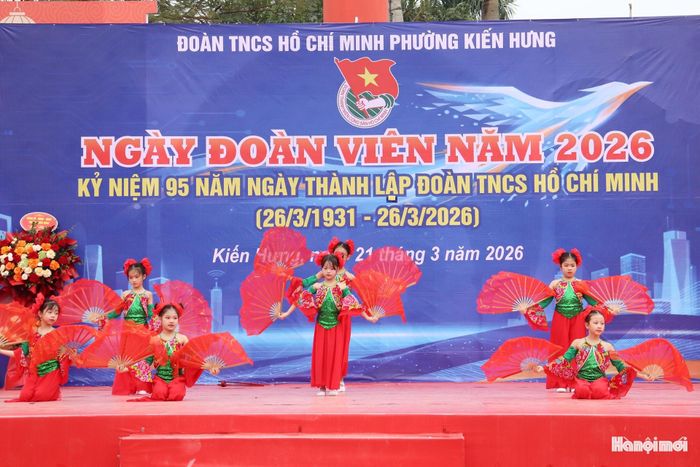Tiết mục giao lưu dân vũ sôi động giữa các đơn vị trường học. Ảnh: Tuấn Điệp