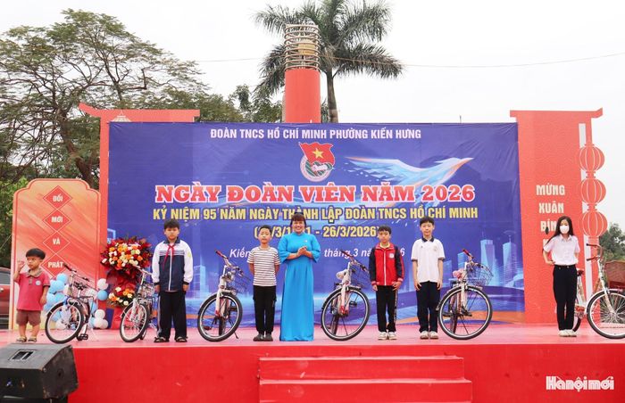 Trao tặng 6 xe đạp cho học sinh có hoàn cảnh khó khăn vươn lên trong học tập. Ảnh: Tuấn Điệp