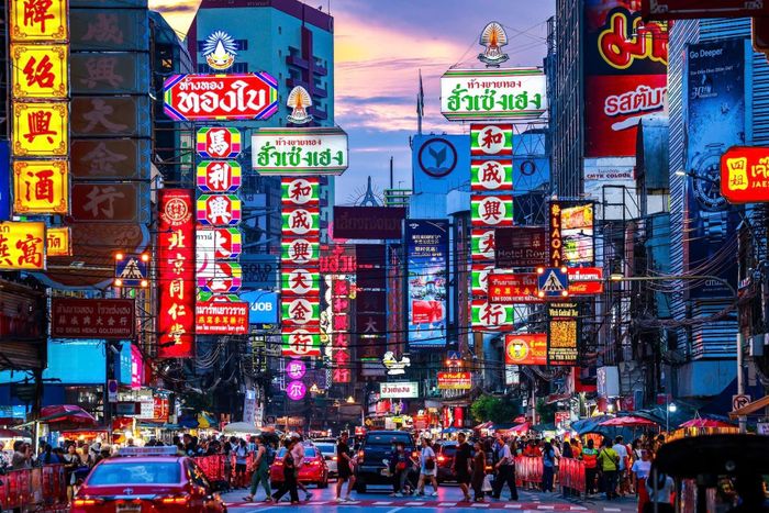  Du khách đông đúc tại khu phố người Hoa ở Bangkok, Thái Lan, ngày 16/5/2025. 