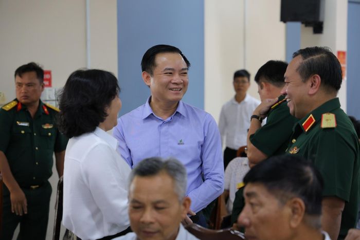  Ông Lê Ngọc Sơn trò chuyện với các cử tri phường Rạch Dừa (TP.HCM). Ảnh: Petrovietnam. 