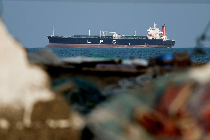  Tàu vận chuyển khí đi qua eo biển Hormuz. Ảnh: Reuters 