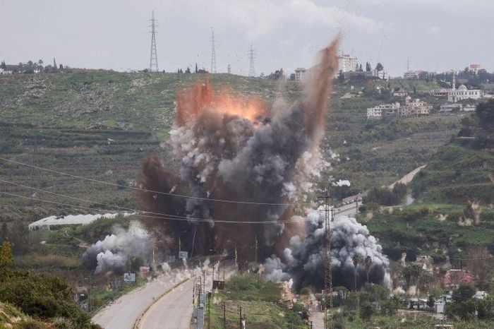  Khói bốc lên sau cuộc không kích của Israel vào một cây cầu ở Qasmiyeh, Lebanon, ngày 22/3. Ảnh: Reuters. 