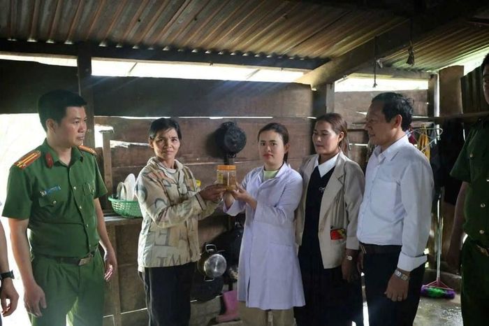 Công an xã Phước Năng phối hợp với chính quyền địa phương, trạm y tế xã vận động người dân không sử dụng, không chế biến và chủ động loại bỏ các sản phẩm cá ủ chua nghi ngờ không bảo đảm vệ sinh