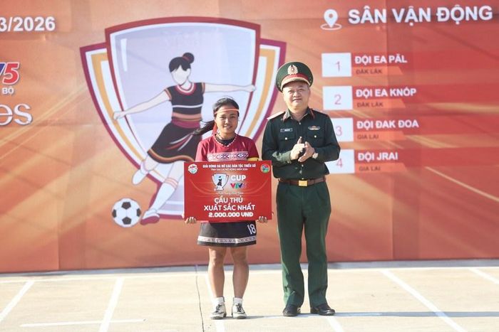Ban tổ chức trao giải cho cầu thủ xuất sắc nhất giải cho Thươn (xã Đak Đoa). Ảnh: Văn Ngọc