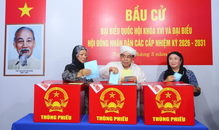Cử tri đồng bào Chăm, xã Châu Phong bỏ phiếu bầu.