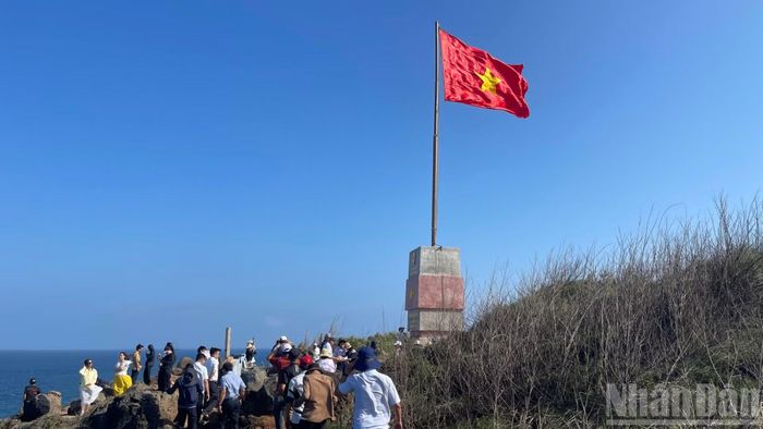 Nhiều du khách tham quan, chụp hình Cột cờ.