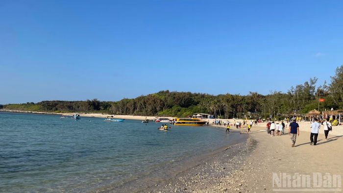 Du khách tham quan trên đảo Hòn Tranh.