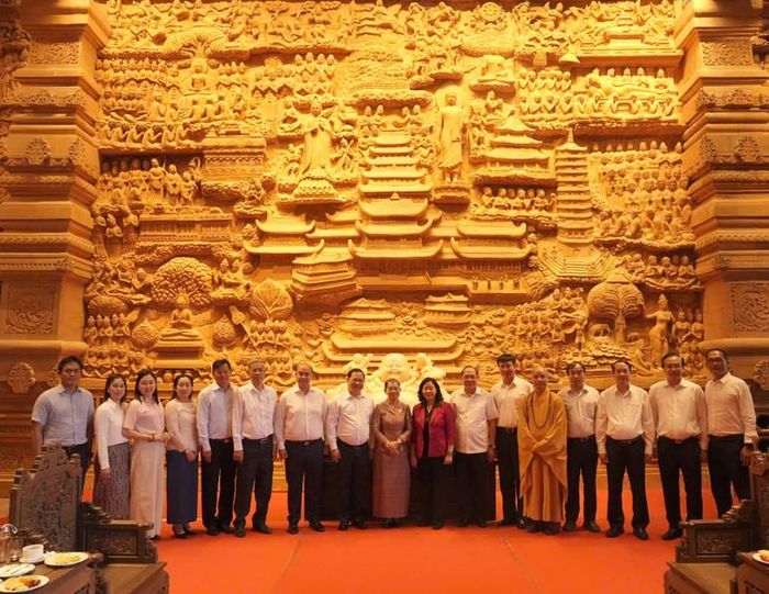 Đoàn đại biểu chụp ảnh lưu niệm tại Khu Du lịch quốc gia Tam Chúc.