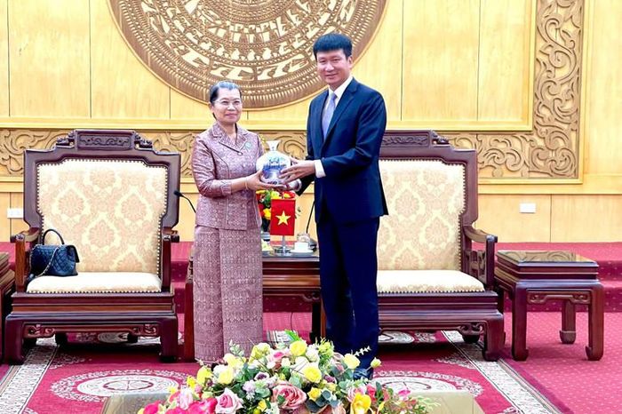 Đồng chí Bí thư Tỉnh ủy Trần Huy Tuấn tặng quà lưu niệm cho bà Men Sam An, Phó Chủ tịch Đảng Nhân dân Campuchia, Chủ tịch Hội đồng Quốc gia Mặt trận Đoàn kết Phát triển Tổ quốc Campuchia, Chủ tịch Hội Hữu nghị Campuchia-Việt Nam.