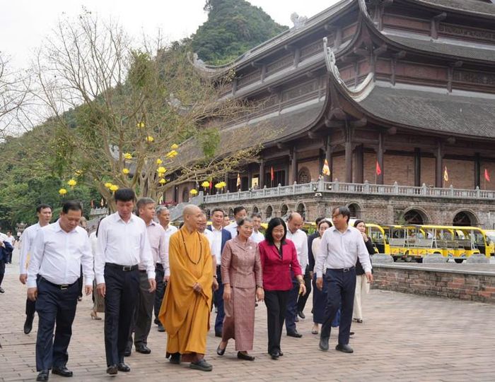 Đoàn đại biểu tham quan Khu Du lịch Tam Chúc.