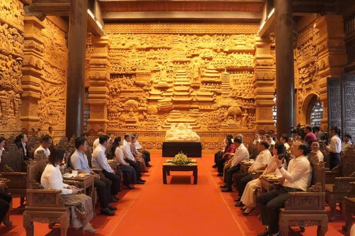 Đoàn đại biểu nghe giới thiệu về Khu Du lịch quốc gia Tam Chúc.