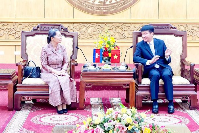 Đồng chí Trần Huy Tuấn, Ủy viên Trung ương Đảng, Bí thư Tỉnh ủy phát biểu tại buổi tiếp.