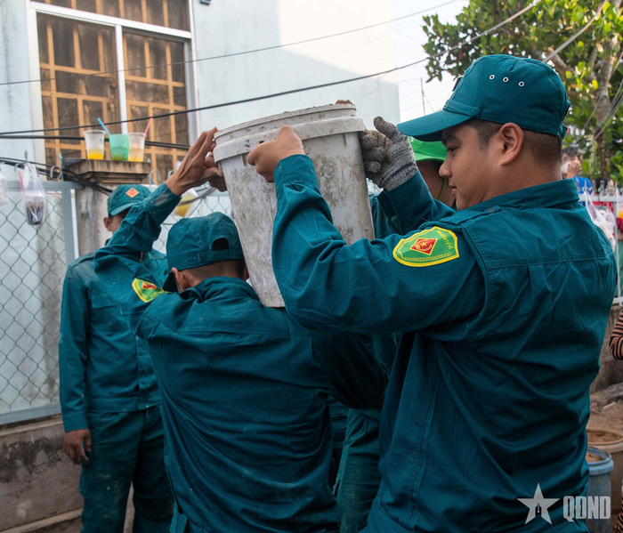 Lực lượng vũ trang và người dân xã Mỹ Đức (tỉnh An Giang) hiệp đồng chặt chẽ, bảo đảm tiến độ đổ bê tông cầu Ba Ngạn.