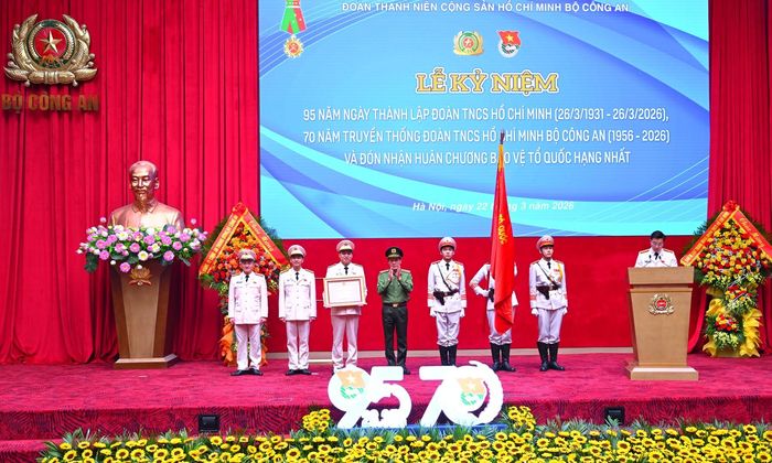  Bộ trưởng Bộ Công an Lương Tam Quang gắn Huân chương Bảo vệ Tổ quốc hạng Nhất lên cờ truyền thống và trao Bằng Huân chương Bảo vệ Tổ quốc hạng nhất tặng Đoàn TNCS Hồ Chí Minh Bộ Công an. Ảnh: HỒNG DŨNG 