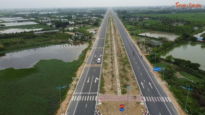 Các phương tiện tham gia lưu thông ổn định trên đoạn tuyến vừa được thông xe.