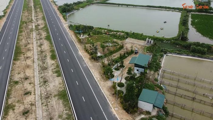 Theo quan sát của PV, hai bên đường trục phía Nam chủ yếu là đất nông nghiệp. Dù đường trục phía Nam mới được đưa vào khai thác thêm 7km nhưng dọc hai bên đã xuất hiện một số công trình xây dựng trái phép.