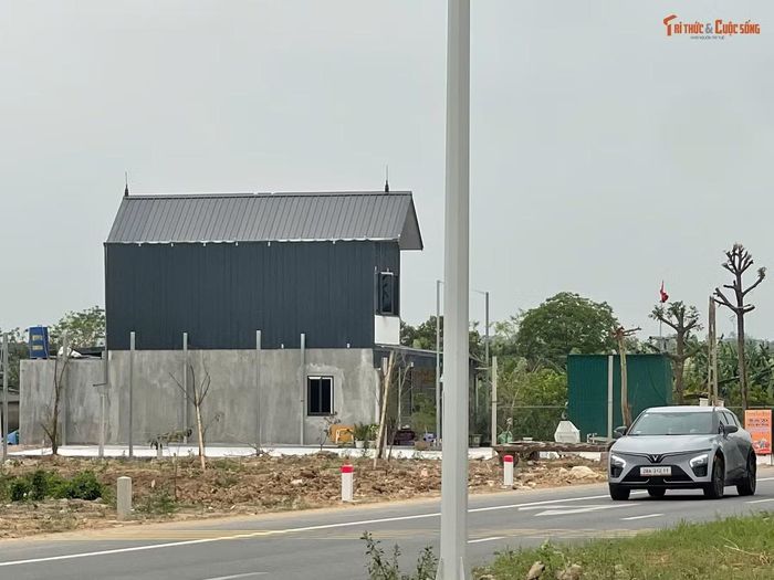 Công trình mới xây dựng hai tầng kiên cố trên đất nông nghiệp bên đường trục phía Nam.