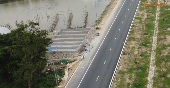 Một công trình khác cũng đang trong quá trình xây dựng, nằm sát với lề đường.
