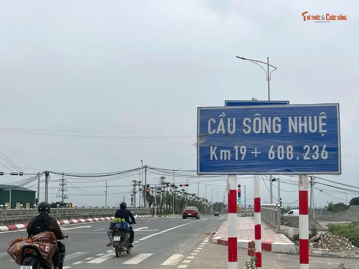 Hệ thống biển báo giao thông được lắp đặt đầy đủ, bảo đảm an toàn cho các phương tiện khi lưu thông trên tuyến mới.