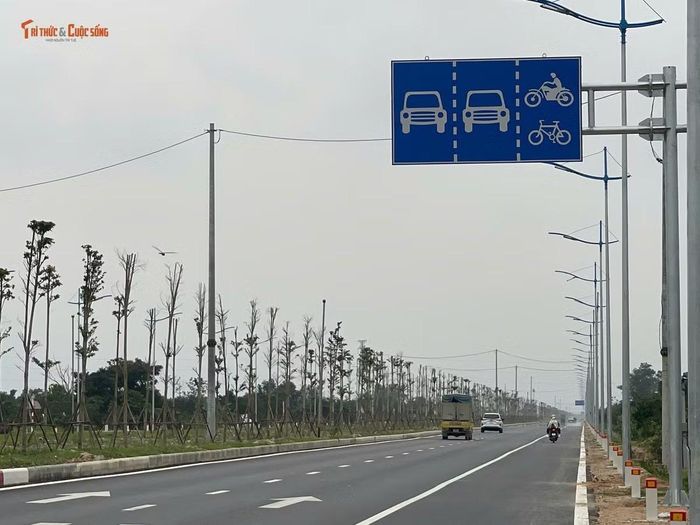 Các nút giao trên tuyến đường đều được lắp đặt, bố trí biển chỉ dẫn, biển cảnh báo, đèn tín hiệu theo đúng quy chuẩn kỹ thuật.