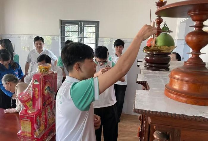 Sinh viên Trường Đại học Bình Dương thắp hương tưởng nhớ các anh hùng liệt sĩ trong chuyến về nguồn thăm Mẹ Việt Nam Anh hùng ở Tây Ninh. Ảnh: Hà An