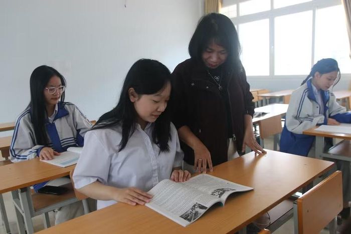 Cô Dương Thị Thu Hằng ôn tập môn Lịch sử cho đội tuyển học sinh giỏi quốc gia.