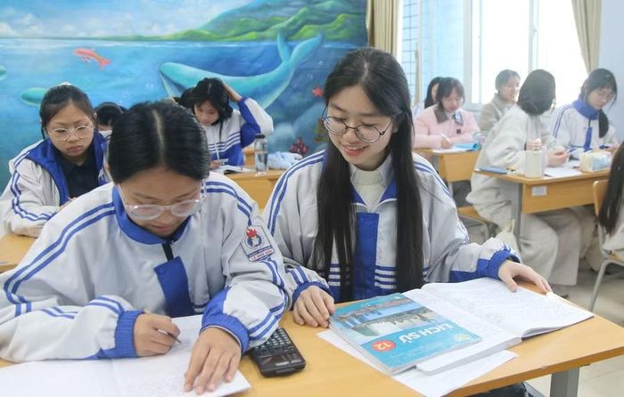 Em Vũ Ngọc Hà (bên phải), lớp 12 chuyên Văn đạt giải Nhì môn Lịch sử.