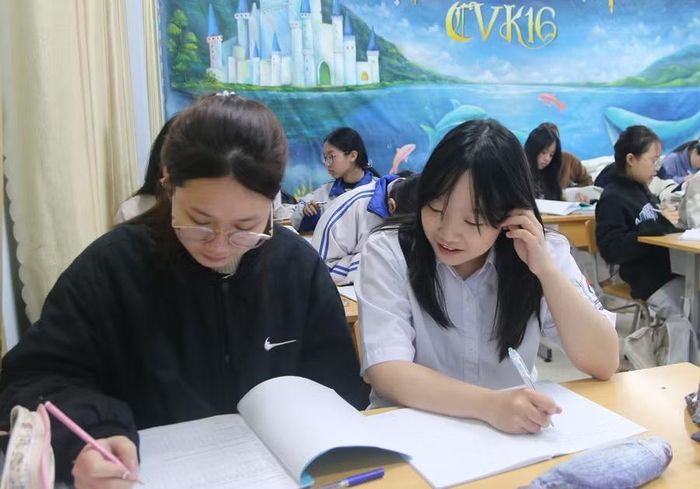 Em Phạm Thu Phương (áo trắng), lớp 12 chuyên Văn đạt giải Nhì môn Lịch sử.