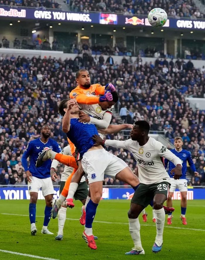 Thảm bại của Chelsea có phần lỗi đến từ thủ thành Robert Sanchez khi anh không làm tốt phần việc của mình, để đội nhà thủng lưới lãng xẹt.