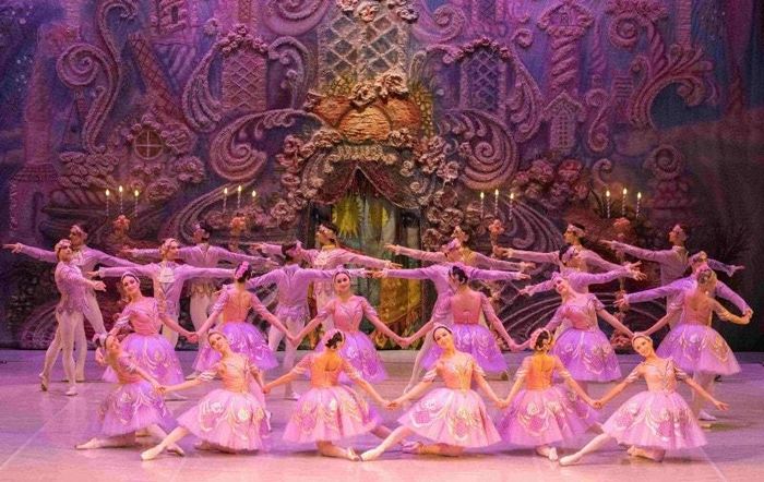 Cảnh trong vở “Kẹp hạt dẻ”. Ảnh: Nhà hát Hồ Gươm