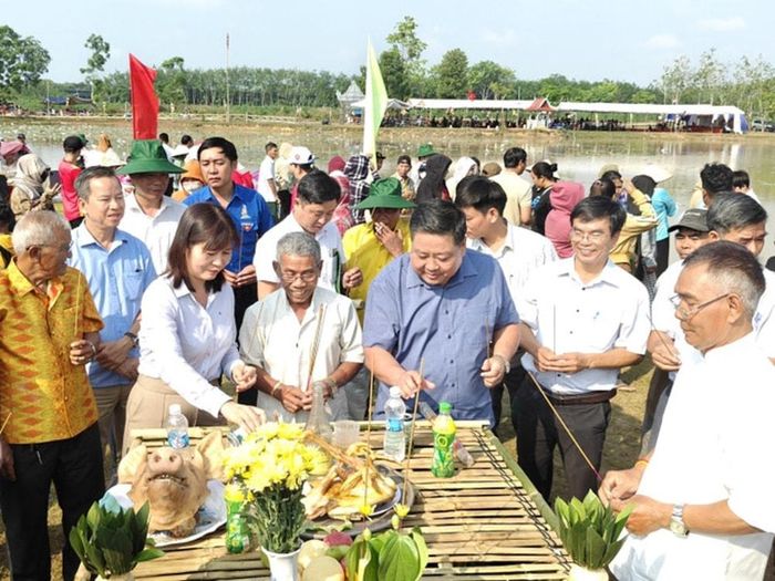 Nghi thức cúng trong lễ hội Phá Bàu. Ảnh: DTMN