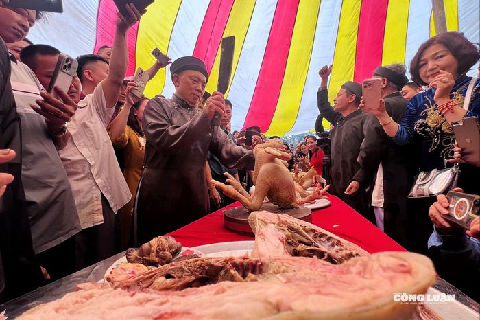 Sau khi chọn gà đẹp dáng, đẹp da, gà sẽ được chặt để kiểm tra độ chín.