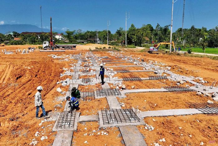 Không khí thi công dự án Trường Phổ thông nội trú liên cấp TH&amp;THCS Hương Khê.