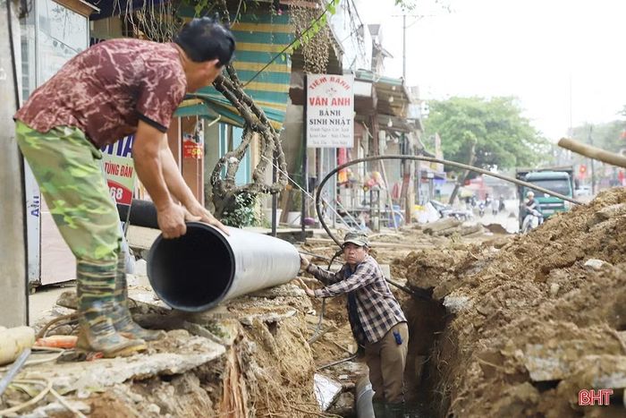 Đội ngũ cán bộ, kỹ thuật, công nhân bám công trường, tăng ca, tăng kíp, quyết tâm hoàn thành các công trình đúng tiến độ.
