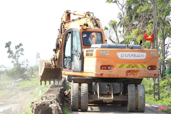 Dự án Xử lý cấp bách đê Hữu Phủ, huyện Thạch Hà (cũ) giai đoạn 2 đang được tập trung thi công theo 3 mũi đồng loạt các hạng mục cống tiêu trên đê, đào đắp mái, tường chắn và đường trên đê.