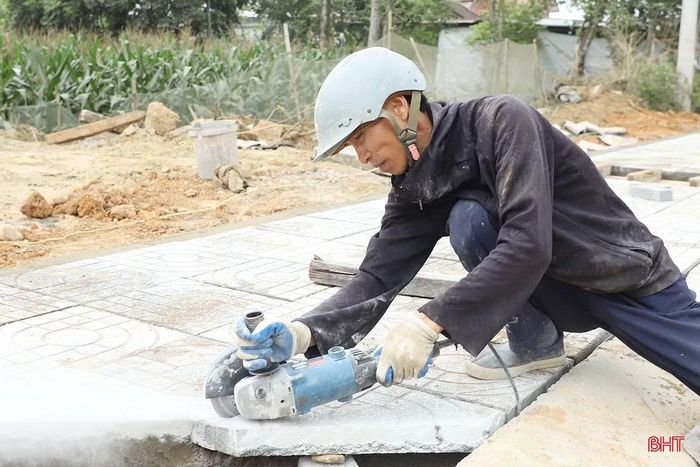 Công nhân tập trung thi công các hạng mục của Tiểu dự án Cải thiện cơ sở hạ tầng đô thị Hương Khê.