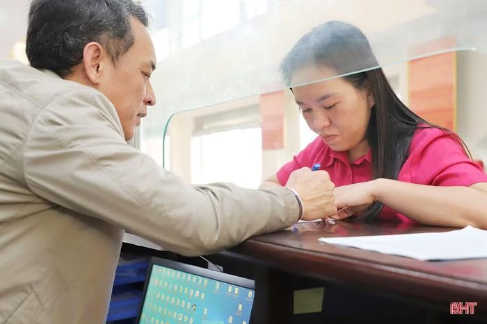 Hoạt động giao dịch tại trụ sở chính Kho bạc Nhà nước khu vực XII.