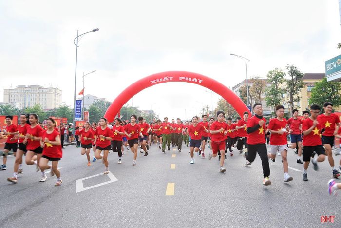 Sau lễ phát động, hơn 3.000 người đã đồng loạt xuất phát hưởng ứng ngày chạy với cự ly 2 km, từ Quảng trường Thành Sen di chuyển theo tuyến đường Phan Đình Phùng, đến vòng xuyến trung tâm quay về vị trí ban đầu.