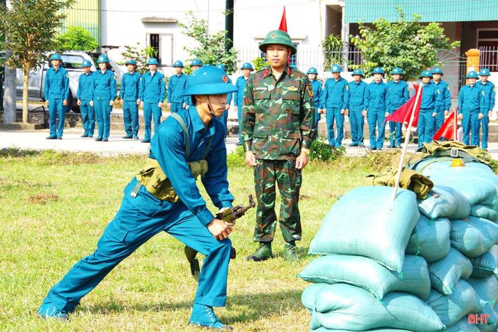 Các chiến sĩ dân quân năm thứ nhất thuộc Ban CHQS xã Can Lộc luyện tập động tác ném lựu đạn, góp phần rèn luyện kỹ năng, yếu lĩnh động tác, phục vụ cho nhiệm vụ huấn luyện, sẵn sàng chiến đấu.