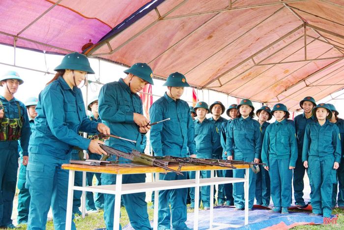 Các chiến sĩ dân quân năm thứ nhất thuộc Ban CHQS phường Hà Huy Tập được hướng dẫn để luyện tập thuần thục động tác tháo, lắp súng tiểu liên AK nhằm làm chủ vũ khí trang bị có trong biên chế.