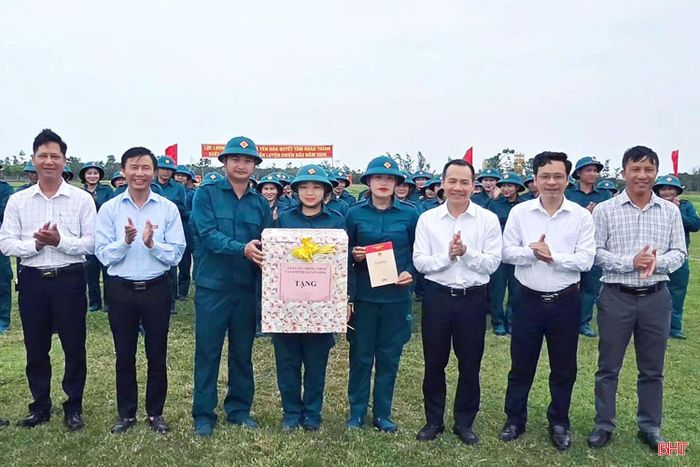  Để động viên các chiến sĩ tham gia huấn luyện, đảng ủy, UBND và các ban ngành, đoàn thể các địa phương thường xuyên thăm hỏi, động viên, tặng quà cho các lực lượng tham gia huấn luyện (ảnh chụp ở xã Yên Hòa). 