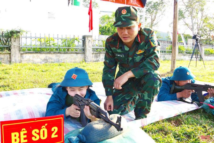  Nữ dân quân Nguyễn Thị Quyên (SN 2006, ở thôn Phú Quý, xã Đông Kinh) chia sẻ: "Tôi đã thu xếp công việc cá nhân, gia đình để tham gia huấn luyện đầy đủ, nghiêm túc, chất lượng. Chúng tôi luôn quyết tâm khắc phục mọi khó khăn để học tập, huấn luyện, hình thành và nâng cao khả năng sẵn sàng chiến đấu, hoàn thành tốt mọi nhiệm vụ được giao". 
