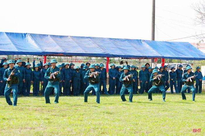 Dưới nắng gió gay gắt đầu hè, dân quân phường Hà Huy Tập vẫn miệt mài luyện tập để thuần thục các tư thế, động tác chiến thuật từng người trong vận động tiến công.