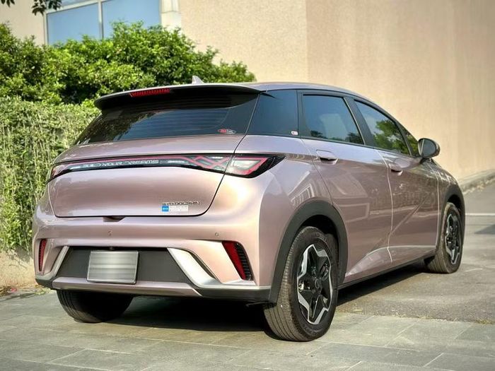 Mới lăn bánh khoảng 6.000 km, tình trạng xe BYD Dolphin còn khá mới. Ảnh: Long Tran.
