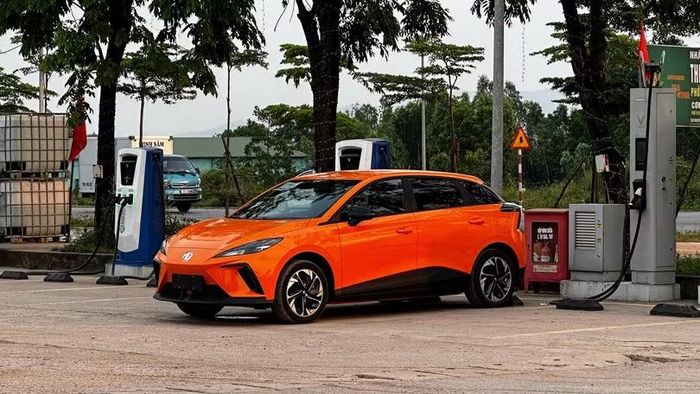 Chủ xe MG4 gặp khó khăn với hạ tầng trạm sạc trong quá trình sử dụng. Ảnh: Bạch Trung.