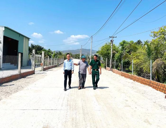 Người dân thôn Yên Phú 1 vui mừng khi tuyến đường “Ý Đảng - Lòng dân” dài 900 m hoàn thành, tạo thuận lợi đi lại, sinh hoạt và giao thương. Ảnh: P.D