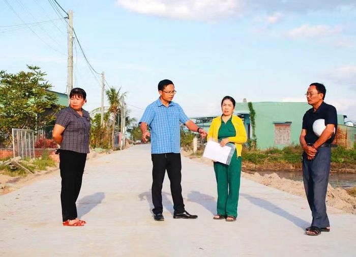 Trong suốt quá trình thi công các tuyến đường, cấp ủy, chính quyền địa phương thường xuyên sâu sát, kiểm tra. Ảnh: ĐVCC